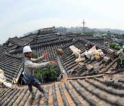 도심 속 한옥 기와 교체 작업 한창