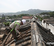 '전통 지킨다' 한옥 기와 교체