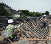 서울 도심 전통 한옥 기와 교체로 분주