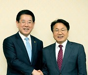 김영록 지사, 강기정 시장과 군공항 이전 협의 나서