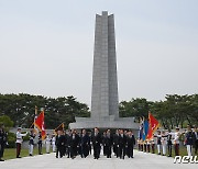 '취임 1주년' 현충원 참배하는 윤 대통령과 국무위원들