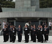 尹대통령, 국무위원들과 함께 현충원 참배