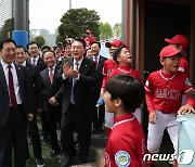 윤 대통령, 용산어린이정원 야구장 깜짝 방문