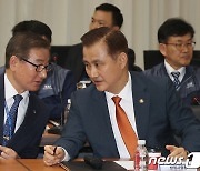 대화하는 엄동환 방사청장과 강구영 KAI 사장