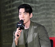 [포토] 김우빈 '너무 잘생긴 택배기사'