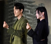 '택배기사' 김우빈 "데뷔작 함께한 이솜, 이번엔 러블리NO 강렬"