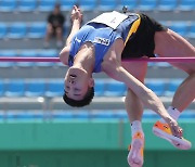 우상혁, 2m32 넘고 세계선수권 기준기록 통과