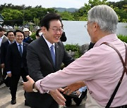 文, 넉달만에 만난 이재명에 한마디..."대화는 정치인 의무"