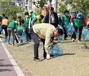 평택시 새마을회 '고덕동 일대 국토 대청소' 수거 활동