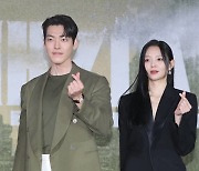 [포토] 김우빈-이솜 '오랜만에 만났지만 반가운 티 못내'