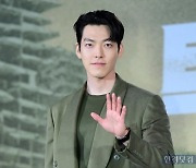 [포토] 김우빈, '팬들 마음 흔드는 멋진 모습'