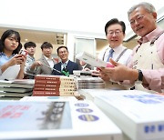 윤석열 정부 1주년에 문 전 대통령 방문한 이재명…“민주당 단합” 강조