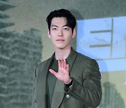 김우빈 ‘멋진 손인사’ [MK포토]