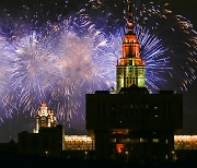 모스크바 국립대 상공 장식한 전승절 축하 불꽃