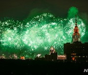 모스크바 국립대 상공 수놓은 전승절 축하 불꽃