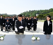 광주시의회, 5·18 민주묘지 합동 참배…특강도 진행