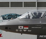 격납고 나오는 KF-21 시제 4호기