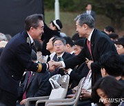 인사하는 조태용 안보실장과 윤희근 경찰청장