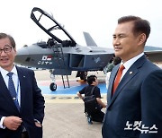 KF-21 시제 4호기 보며 대화하는 엄동환 청장-강구영 대표이사