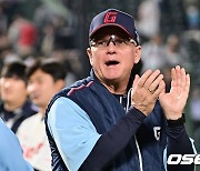 두산전 3-0 승리 인사하는 롯데 서튼 감독 [사진]