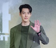 [포토] 김우빈 '잘생긴 택배기사'