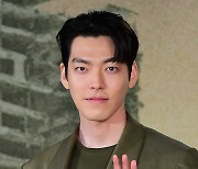 [포토] 김우빈, 매력적인 ‘택배기사’