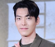 [TD포토+] 김우빈 '머리부터 발끝까지 신민아 스타일'