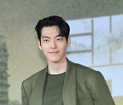 [T포토] 김우빈 '전설의 택배기사'