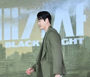 [T포토] 김우빈 '성큼성큼'