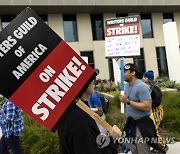 USA STRIKE WRITERS GUILD OF AMERICA