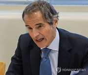 한덕수 국무총리에게 환영 인사하는 IAEA 사무총장