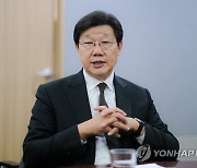 인터뷰하는 노연홍 제약바이오협회장