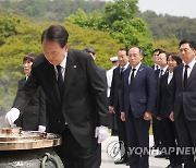 尹, 취임1주년 맞아 현충원 참배…"자유·혁신의 나라 만들겠다"