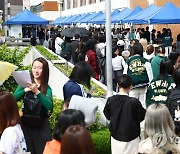 아침부터 붐비는 축제 음식 부스