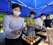 축제 음식 만드는 이화여대 학생들