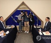 군 공항 이전 논의하는 광주시장·전남지사