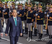 루마니아 총리와 의장대 사열하는 한덕수 총리