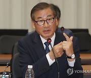 취재진 질문에 답하는 강구영 대표이사 사장