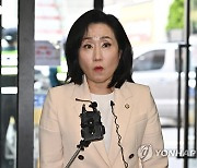 질문에 답하는 전주혜 윤리위 부위원장