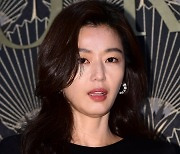 [TEN 포토] 전지현 '피부에 조명을 달았나'