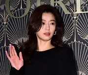 [TEN 포토] 전지현 '근심 가득한 눈빛'