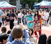 [포토]고려대 외국인학생 축제에서 열린 패션쇼