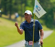 [포토] 이원준 '캐디에게 볼 토스'