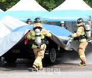 [포토] 전기차 화재 진압하는 소방대원