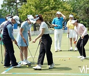 [Ms포토] NH투자증권 VS KLPGA 대결 '알까기 한판 승부'