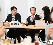 취재진과 햄버거 먹는 윤재옥 원내대표