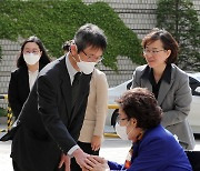 '이용수 할머니 손 잡은 야마모토 변호사'