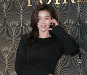 [포토] 전지현, '깜짝 볼하트'