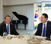 尹 대통령, 아소 다로 전 총리와 관저 만찬…"한일관계 발전 힘써달라"