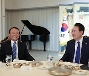 尹, 아소 전 日총리와 관저만찬…“한일관계 계속 관심 가져달라”